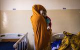 Een moeder met haar ondervoede baby in een ziekenhuis in de Somalische hoofdstad Mogadishu. 