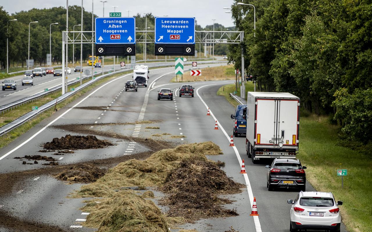 Voertuigen rijden langs hooi dat door boeren op de A28 bij Staphorst gedumpt is. Voertuigen rijden langs hooi dat door boeren op de A28 bij Staphorst gedumpt is.