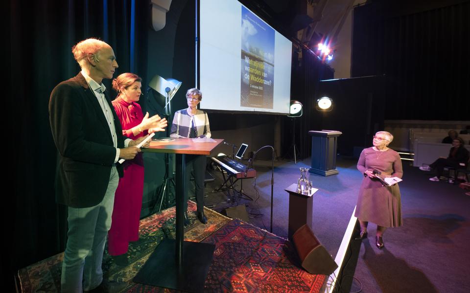 Bernard Baerends, minister Christianne van der Wal en Linda-Rose Santhagens in debat met het publiek in de Theaterkerk van Nes.