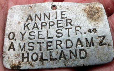 Het naamplaatje van Annie Kapper werd gevonden in Sobibor. Annie Kapper werd 12 jaar.