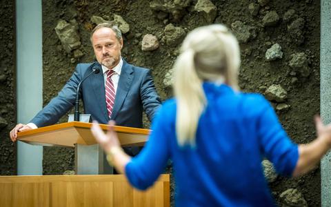 Ruud Verkuijlen (VVD) in debat met SP'er Lilian Marijnissen nadat hij toch vragen wilde beantwoorden tijdens een debat in de Tweede Kamer over de uit huis geplaatste kinderen wier ouders slachtoffer zijn van het toeslagenschandaal. 