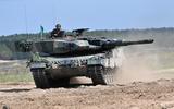 Een Poolse Leopard 2-tank met volgens de NAVO-standaard een 120 mm kanon en rupsbanden.