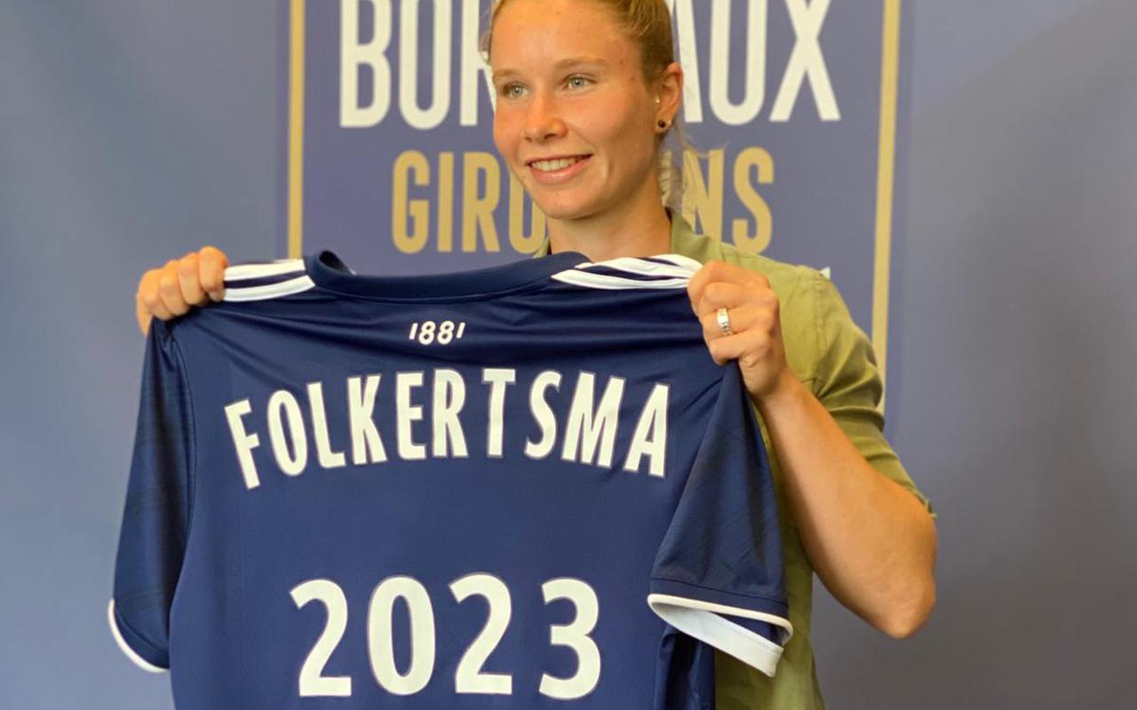 Sisca Folkertsma toont het shirt van FC Girondins de Bordeaux, waar ze een contract heeft getekend tot de zomer van 2023. 