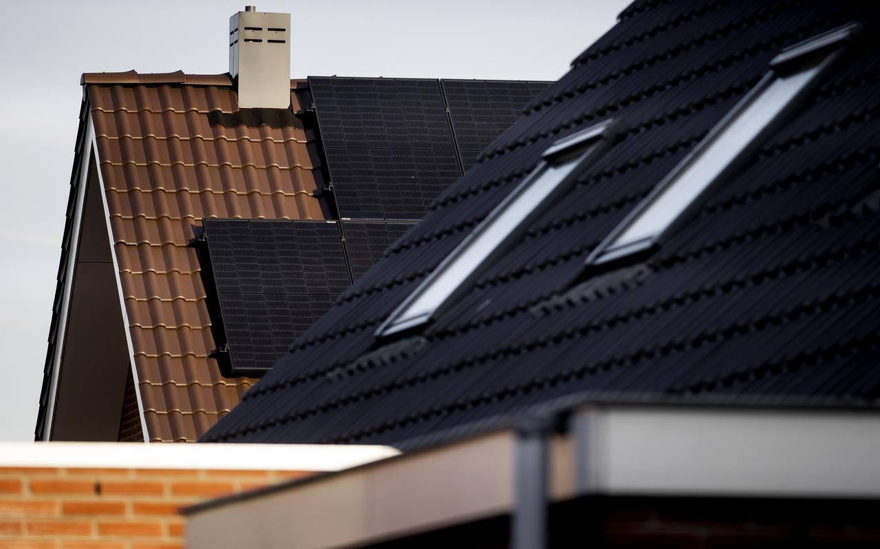 Zonnepanelen op een huis. Zonnepanelen op een huis.