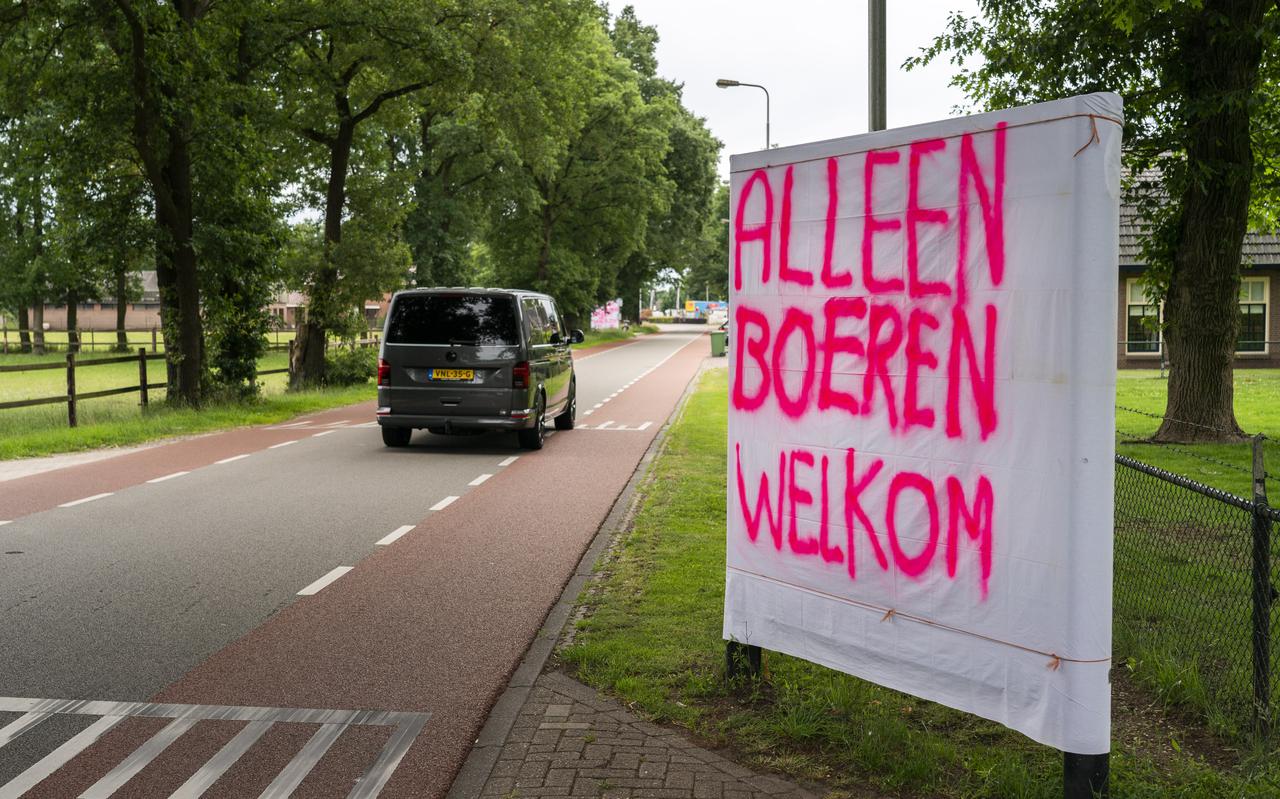 Protestborden in Stroe voor de bijeenkomst afgelopen woensdag. Volgens Jan Willem Erisman kunnen met minder stikstofreductie de natuurdoelen ook gehaald worden. 