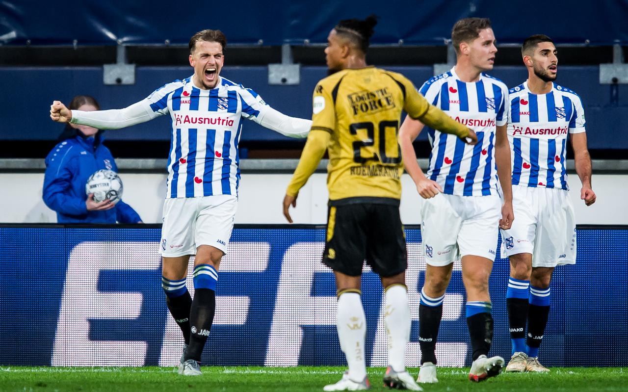 Matchwinnaar Nick Bakker (links) viert de 2-1 overwinning van sc Heerenveen op Willem II