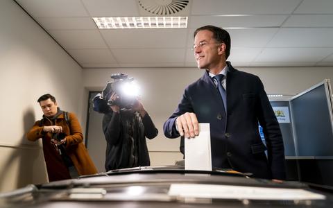 VVD-leider en premier Mark Rutte stemt bij de verkiezingen van 2021. 
