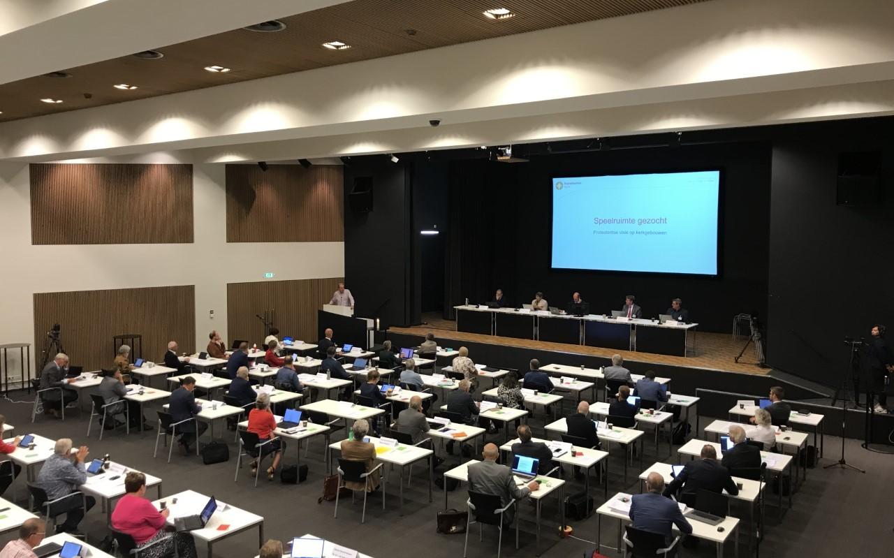 De synodevergadering in Lunteren van afgelopen zaterdag, tijdens de bespreking van het rapport over kerkgebouwen. De synodevergadering in Lunteren van afgelopen zaterdag, tijdens de bespreking van het rapport over kerkgebouwen.