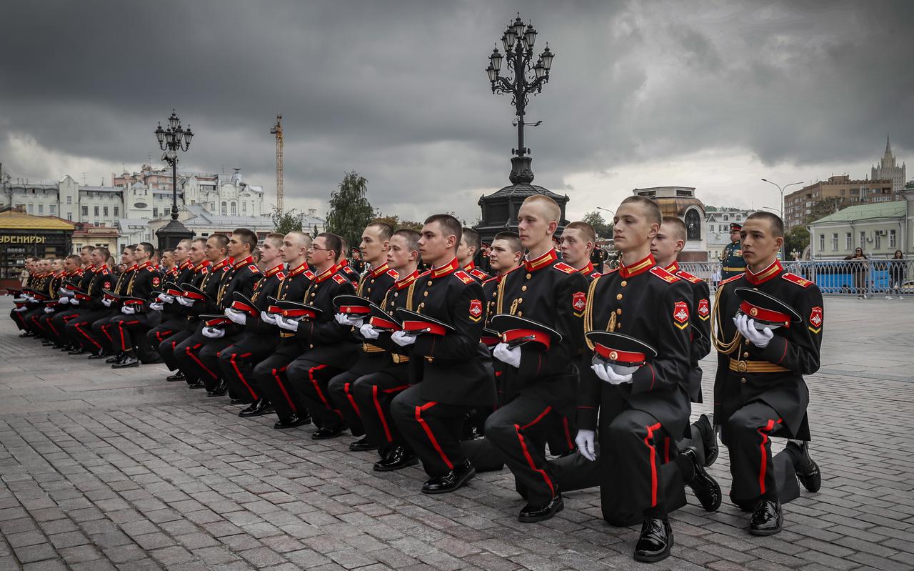Russische kadetten worden ingezworen op een plein in Moskou. 