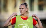Tiny Hoekstra tijdens een training in aanloop naar de wedstrijd tegen Oostenrijk. Ze kon wegens ziekte niet meedoen.