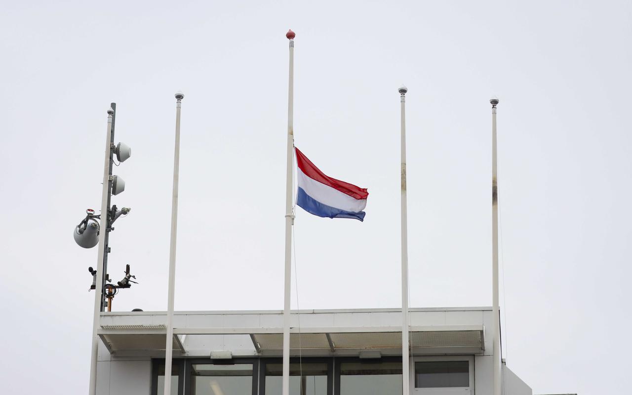 Op het kantoor van Rederij Doeksen in de haven van Harlingen hangt de vlag halfstok. 