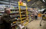 Lege schappen zonder zonnebloemolie bij een Jumbo supermarkt. Vanwege de oorlog in Oekraïne worden verschillende producten schaars en stellen supermarkten een quotum in om hamsteren te voorkomen.