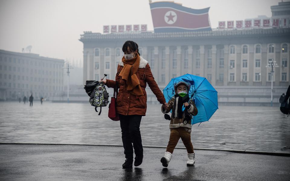 Een moeder wandelt met haar zoon in Pyongyang, 10 december 2021. 