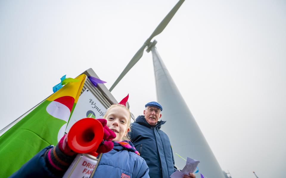 Fenna de Boer opent de windturbine Wyntsjesnijer II op Laakwerd bij Tzum. Op de achtergrond wethouder Jan Dijkstra van de gemeente Waadhoeke. 