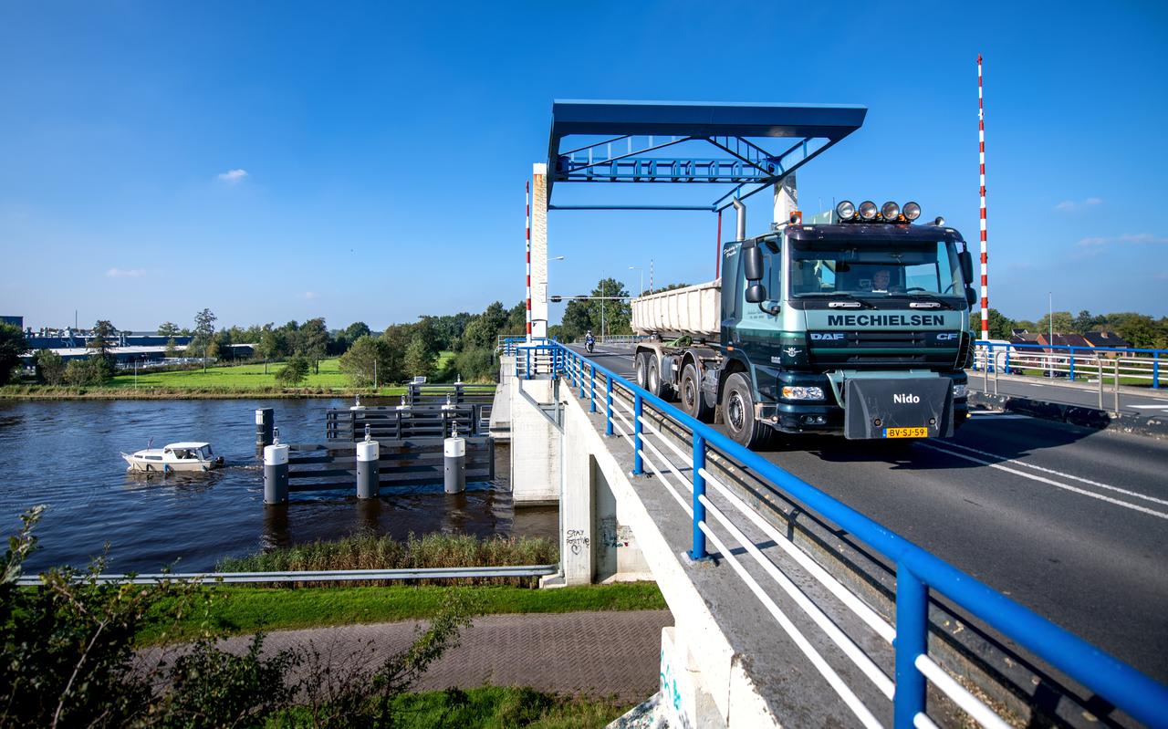 Vrachtverkeer over de brug over het Prinses Margrietkanaal bij Kootstertille.
