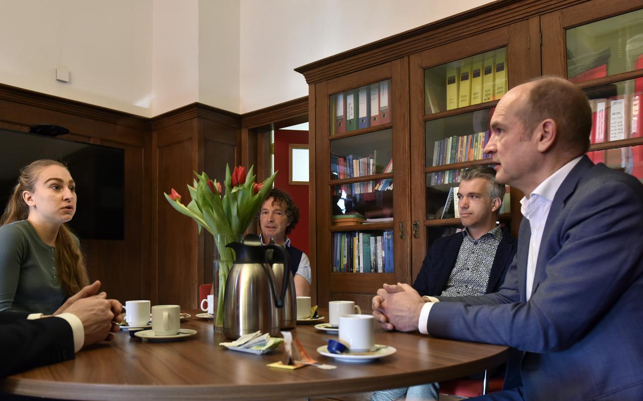 Fractievoorzitter van de ChristenUnie Gert-Jan Segers ontmoet de Oekraïense leerling Yaroslava Tymts op Beyers Naudé in Leeuwarden.