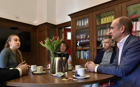 Fractievoorzitter van de ChristenUnie Gert-Jan Segers ontmoet de Oekraïense leerling Yaroslava Tymts op Beyers Naudé in Leeuwarden.