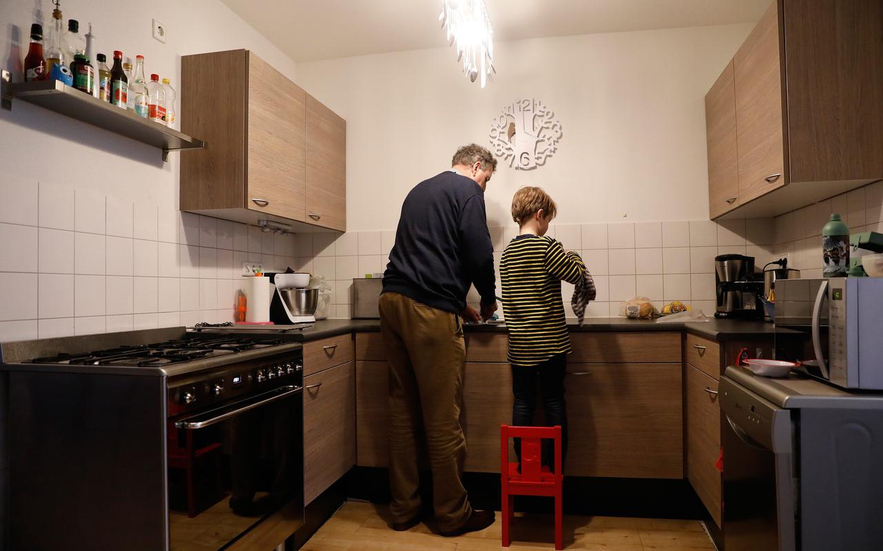 Een opa met kleinkind aan het werk in de keuken. Een opa met kleinkind aan het werk in de keuken.
