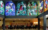 De synagoge in de Hebrew University in Jeruzalem met glas-in-lood-ramen van Marc Chagall. 