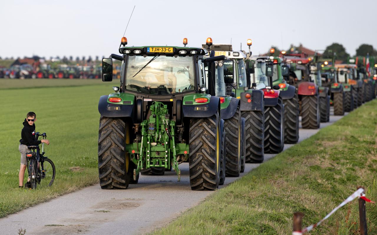 Boeren verzamelen zich met hun trekkers op 21 juni van dit jaar voor een lichtjesactie bij Schermer in Noord-Holland. 
