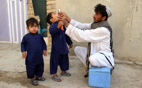 Afghaanse kinderen krijgen een poliovaccin, december 2017. Het is voor het eerst in meer dan drie jaar tijd dat opnieuw wordt geprobeerd alle kinderen in te enten. 