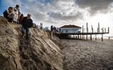 De fundering van strandpaviljoen De Sunset op de noordwestelijke strandovergang bij Hollum op Ameland kwam door het hoge water en de stormachtige wind bijna bloot te liggen.