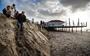 De fundering van strandpaviljoen De Sunset op de noordwestelijke strandovergang bij Hollum op Ameland kwam door het hoge water en de stormachtige wind bijna bloot te liggen.