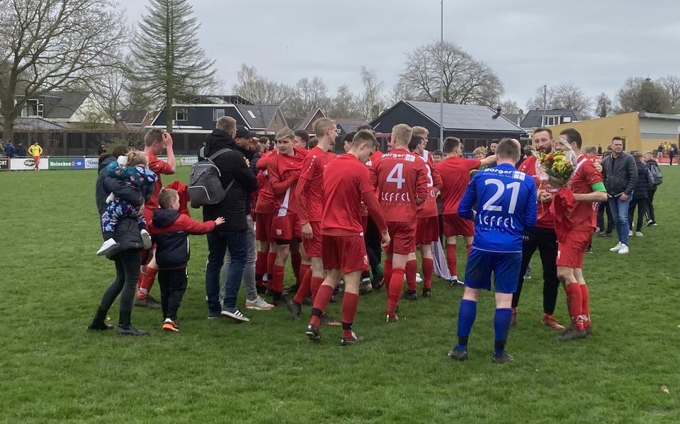 Opende viert het kampioenschap van de zaterdag vierde klasse B. Na zes seizoenen is de club terug in de derde klasse.