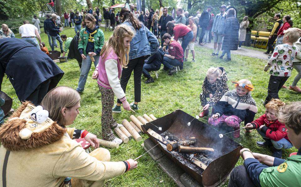 In de Prinsentuin in Leeuwarden was zondag van alles te doen voor kinderen. Scoutingvereniging Burmania zorgde onder andere voor marshmallows, die kinderen boven het vuur konden roosteren. 
