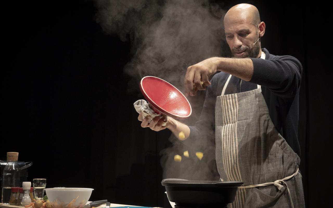Abdelkader Benali in zijn theatervoorstelling 'Moeder en zoon'. Abdelkader Benali in zijn theatervoorstelling 'Moeder en zoon'.
