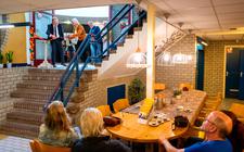 Het Odensehuis in Gorredijk wordt geopend door wethouder Libbe de Vries van de gemeente Opsterland. 