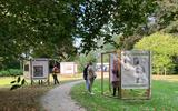 Priëlen in de overtuin van het Lycklamahuis in Beetsterzwaag vertellen het levensverhaal en tonen werk van kunstenaar Jeanne Bieruma Oosting.