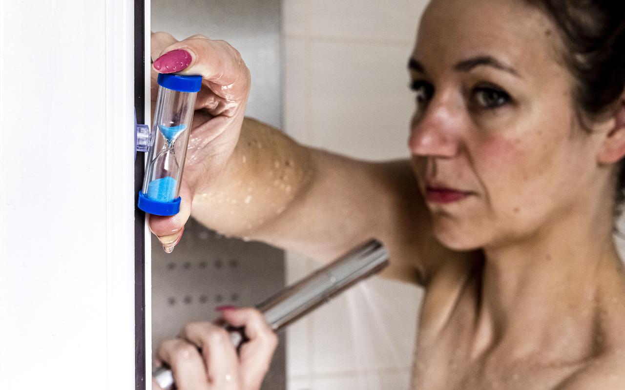 Door korter te douchen om energie te besparen daalde vorig jaar ook het waterverbruik. Door korter te douchen om energie te besparen daalde vorig jaar ook het waterverbruik.