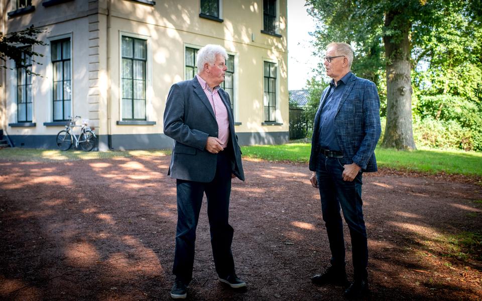 Theo Sibma (links) en Harrie Hofstee aan de zuidkant van de Haersmastate, waar al plek is voor vier auto's. 