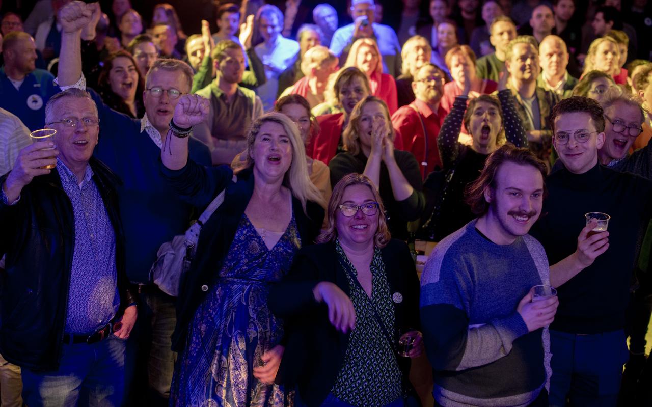 GroenLinks viert feest na de gemeenteraadsverkiezingen. Derde van links: lijsttrekker Femke Molenaar. GroenLinks viert feest na de gemeenteraadsverkiezingen. Derde van links: lijsttrekker Femke Molenaar.