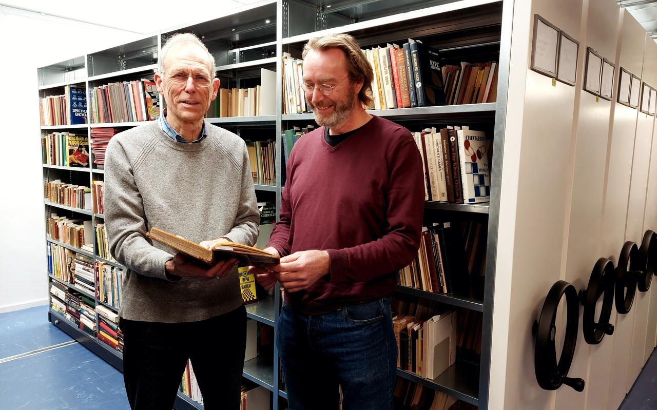 Wim van Mourik (l) en Marten Walinga, die een lezing zullen verzorgen tijdens het 24e congres over bordspellen, in de schatkamer van Tresoar. Wim van Mourik (l) en Marten Walinga, die een lezing zullen verzorgen tijdens het 24e congres over bordspellen, in de schatkamer van Tresoar.