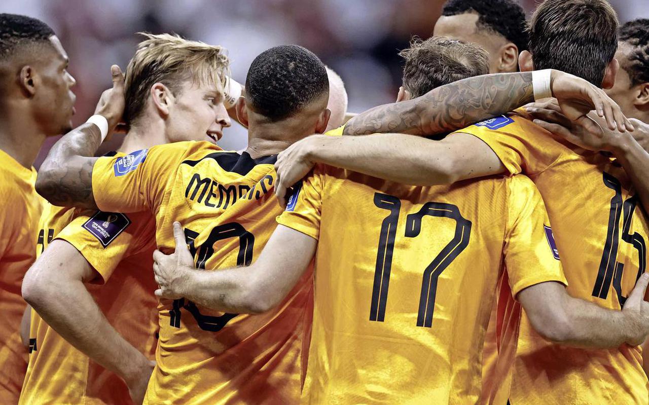 Oranje viert de 2-0 en is naar de achtste finales als groepshoofd.