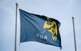 De vlag van het COA in het opvangcentrum voor asielzoekers in Ter Apel.