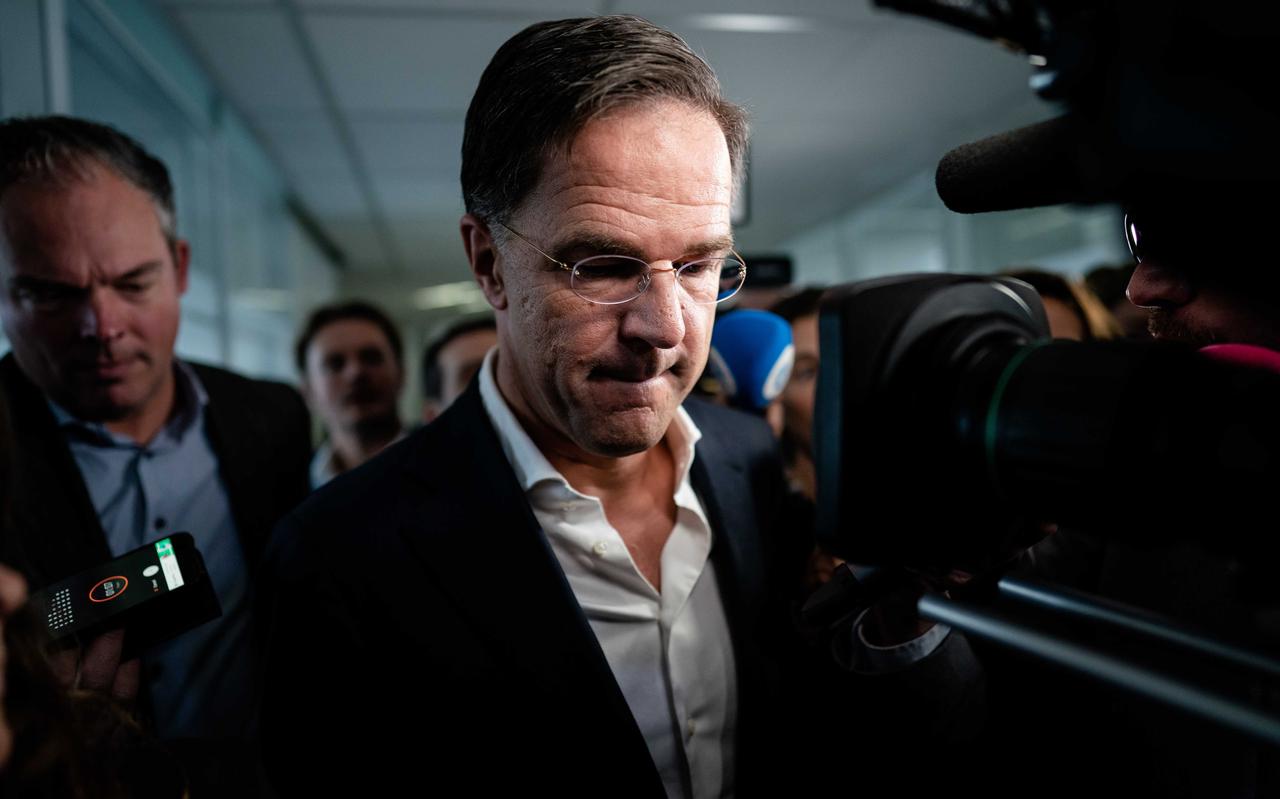 Premier Mark Rutte kwam dinsdag speciaal voor even terug van de klimaattop in Sharm-el-Sheikh om de VVD-fractie over te halen in te stemmen met de asielwet. Premier Mark Rutte kwam dinsdag speciaal voor even terug van de klimaattop in Sharm-el-Sheikh om de VVD-fractie over te halen in te stemmen met de asielwet.