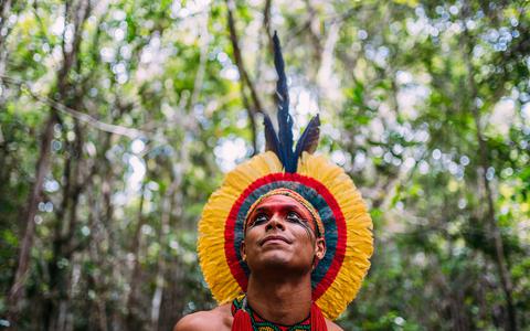 Een inheemse bewoner van het Amazone-regenwoud in Brazilië.