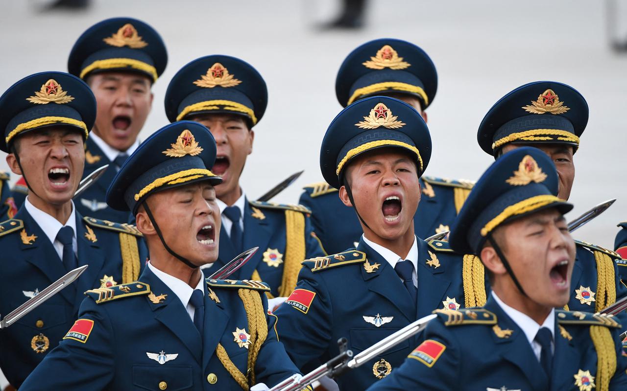 Leden van een Chinese erewacht tijdens een militaire parade op het Rode Plein in Beijing.