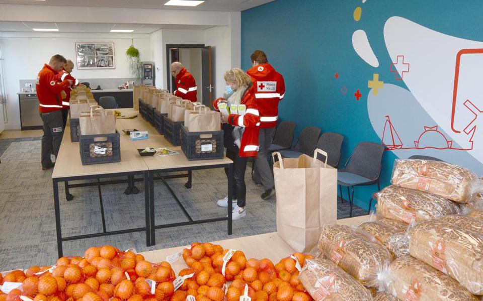 Vrijwilligers van het Rode Kruis Fryslân pakken ontbijttassen in. Foto van september 2022.