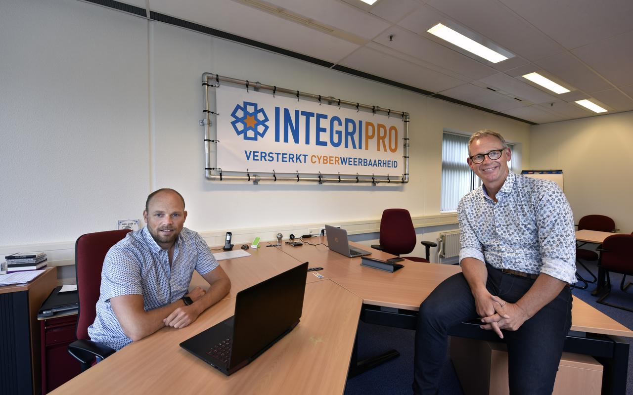 Cor Procee (links) en Dirk van der Woude van cyberbedrijf IntegriPro uit Leeuwarden. Cor Procee (links) en Dirk van der Woude van cyberbedrijf IntegriPro uit Leeuwarden.