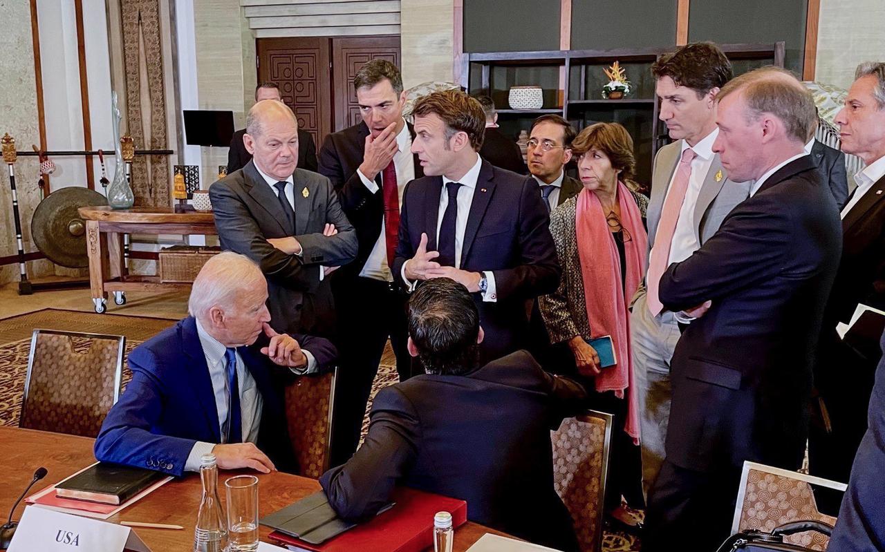 Overleg over het raketincident tijdens de G20-top in Indonesië tussen onder meer de Duitse bondskanselier Scholz (links, staand), de Amerikaanse president Biden (links, zittend) en de Franse president Macron (m).