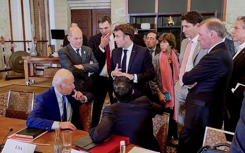 Overleg over het raketincident tijdens de G20-top in Indonesië tussen onder meer de Duitse bondskanselier Scholz (links, staand), de Amerikaanse president Biden (links, zittend) en de Franse president Macron (m).