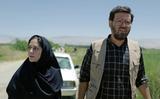 Still uit de film Holy Spider, met links journaliste Rahimi (Zar Amir Ebrahimi).