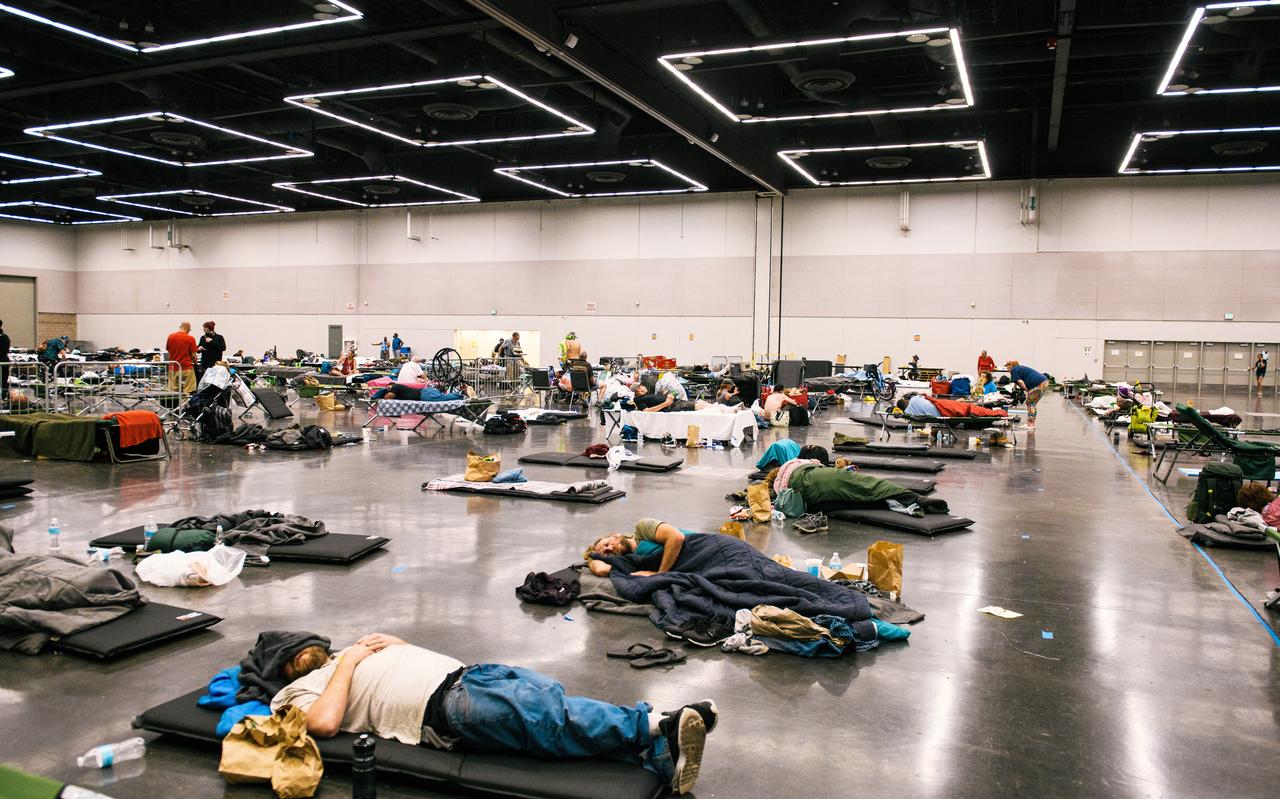 Mensen die vluchten voor extreme hittegolven. Zoals hier recent in Portland (Oregon) waar de bevolking ondergebracht werd in sporthallen waar verkoeling was. Mensen die vluchten voor extreme hittegolven. Zoals hier recent in Portland (Oregon) waar de bevolking ondergebracht werd in sporthallen waar verkoeling was.