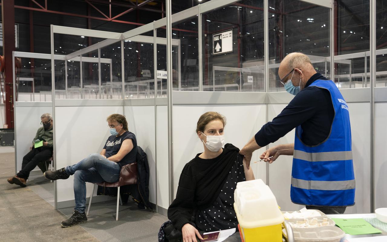 De XXL-vaccinatielocatie bij het WTC Leeuwarden. De XXL-vaccinatielocatie bij het WTC Leeuwarden.