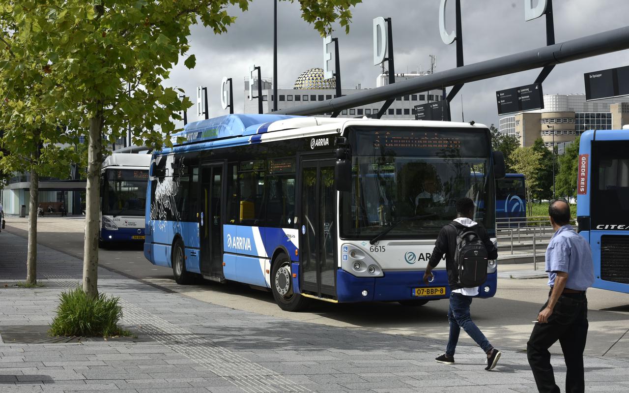 Bus van Arriva bij het busstation in Leeuwarden.