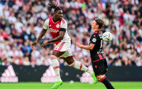 Alex Timossi wordt afgetroefd door Calvin Bassey van Ajax in de wedstrijd van zaterdag, die sc Heerenveen met 5-0 verloor. 